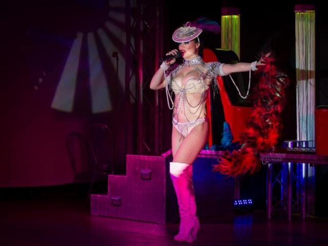 Chanteuse plumes 2 LR5.jpg